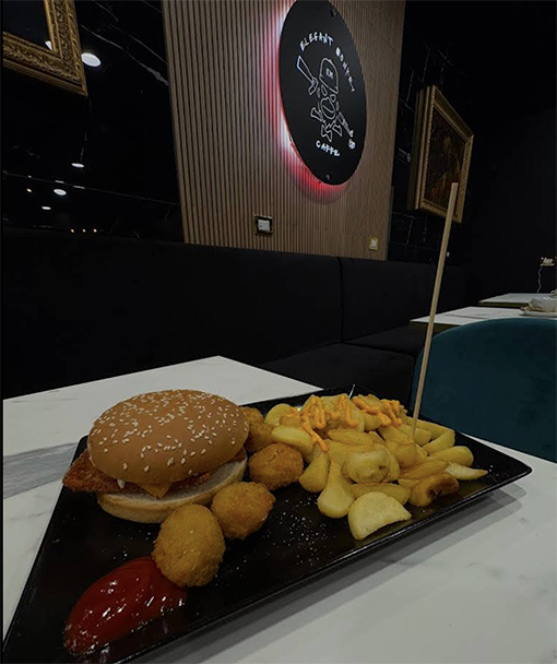 elegant monkey caff Castelverde