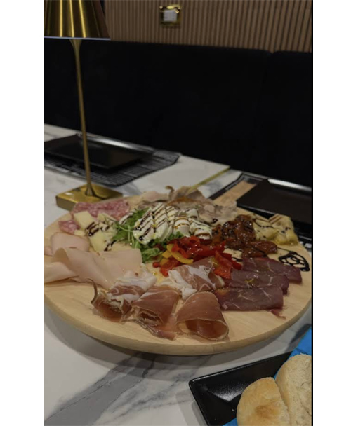 elegant monkey caff Castelverde